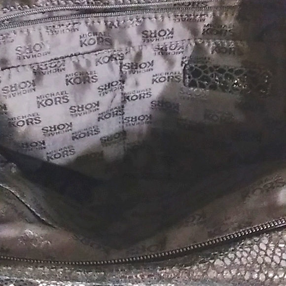 👜Must See! Gorgeous MICHAEL KORS Black Python Embossed Leather Shoulder H… - Picture 8 of 16